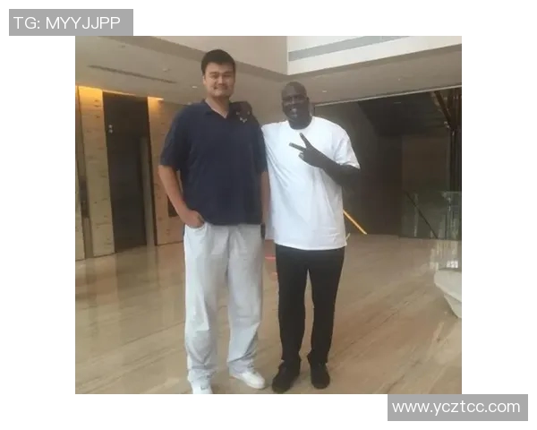 姚明与谢霆锋亲密合影展现友谊与合作的精彩瞬间