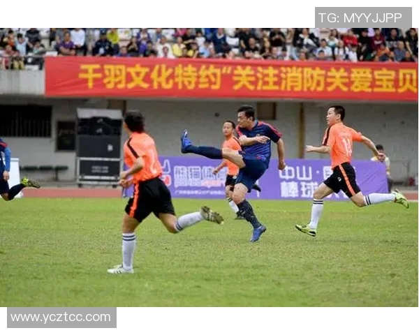 7号足球明星戴发带的时尚风潮与场上表现的完美结合