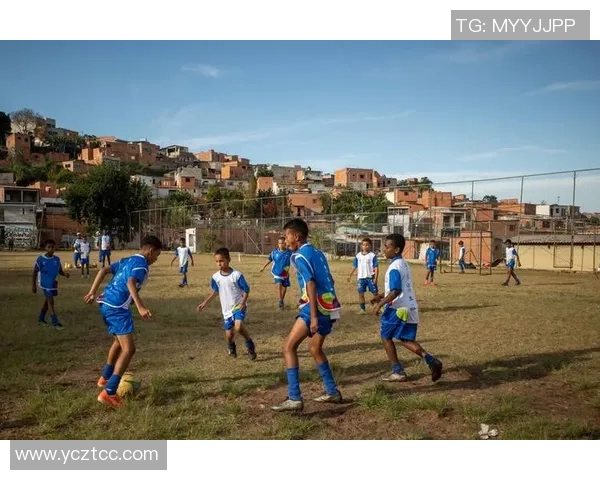 女孩子与足球明星的梦想碰撞：追逐绿茵场上的青春与激情