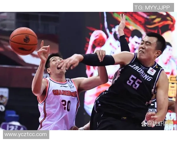 篮球明星在赛场间隙亲自拿水展现运动员真实一面与人性关怀